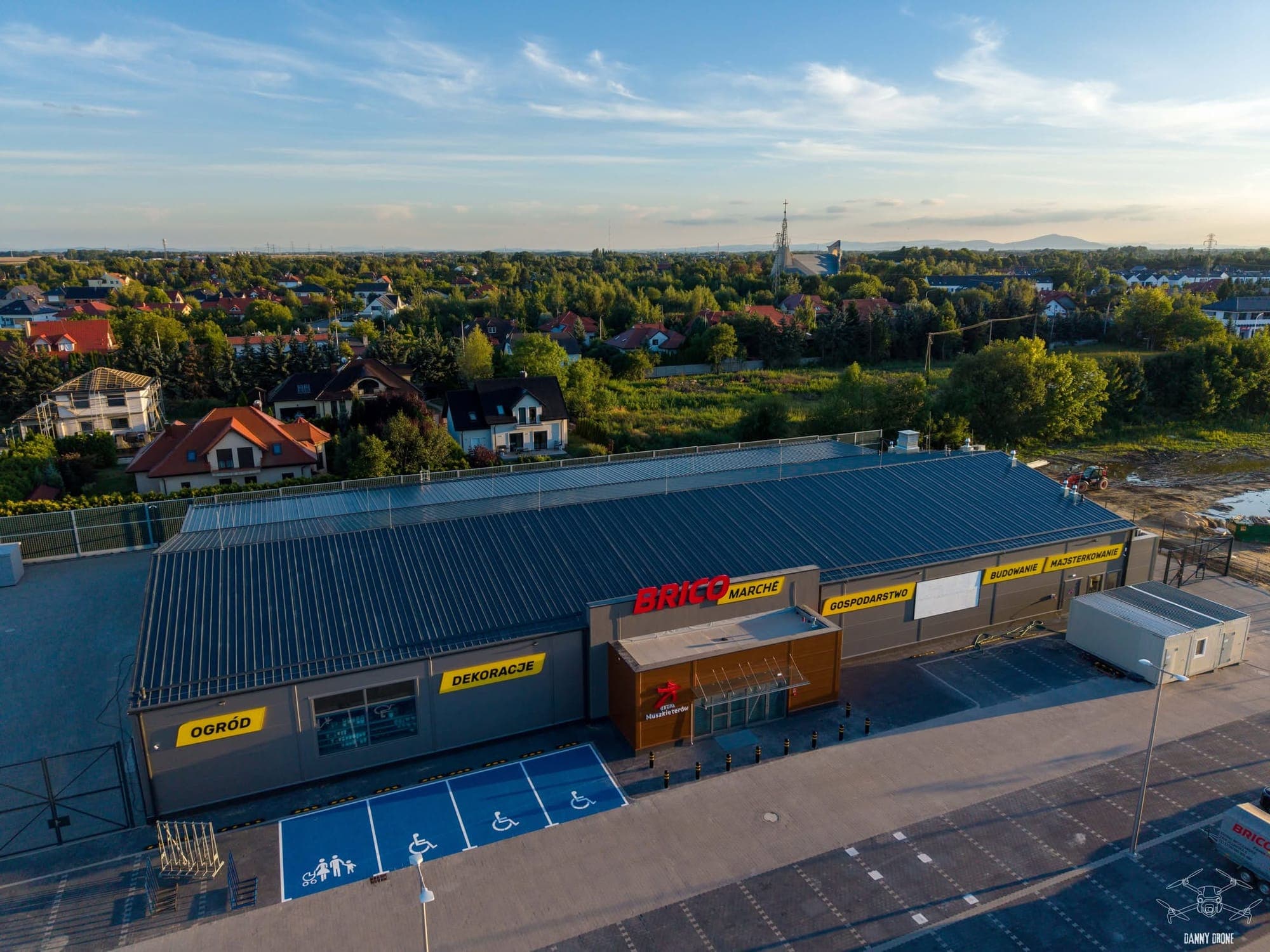Market Brico Marché z drona przed otwarciem - budynek, parking i okolica