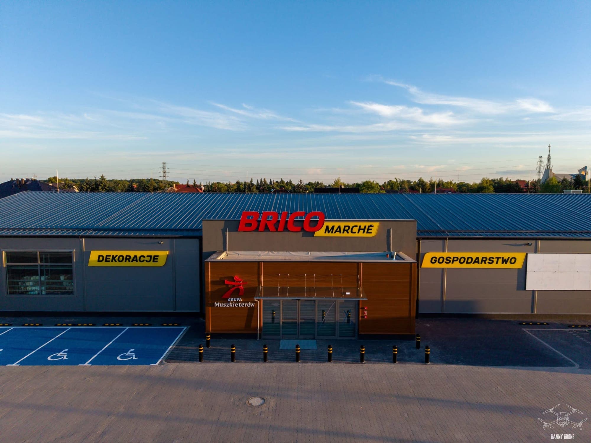 Front marketu Brico Marché z drona - wejście i szyld