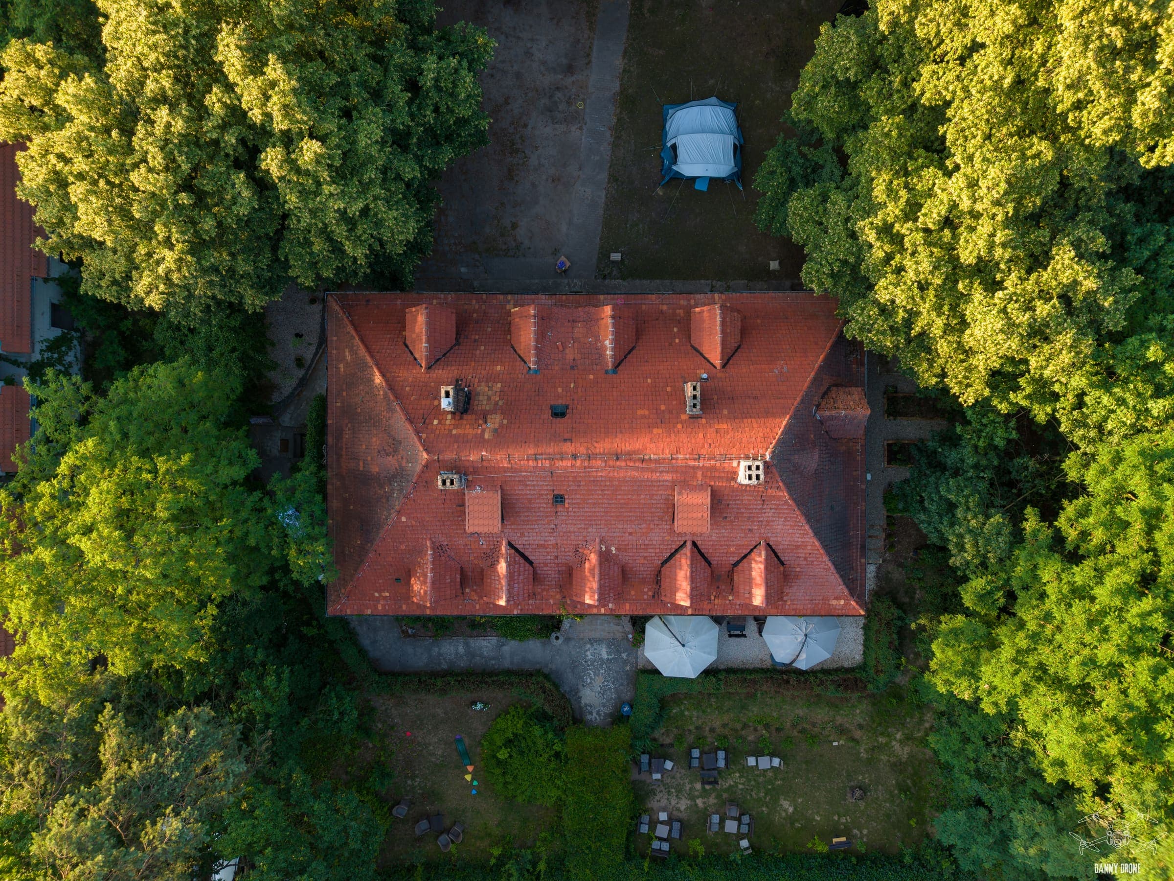 Pensjonat w Lubuskiem - rzut z góry na dach i otaczający las