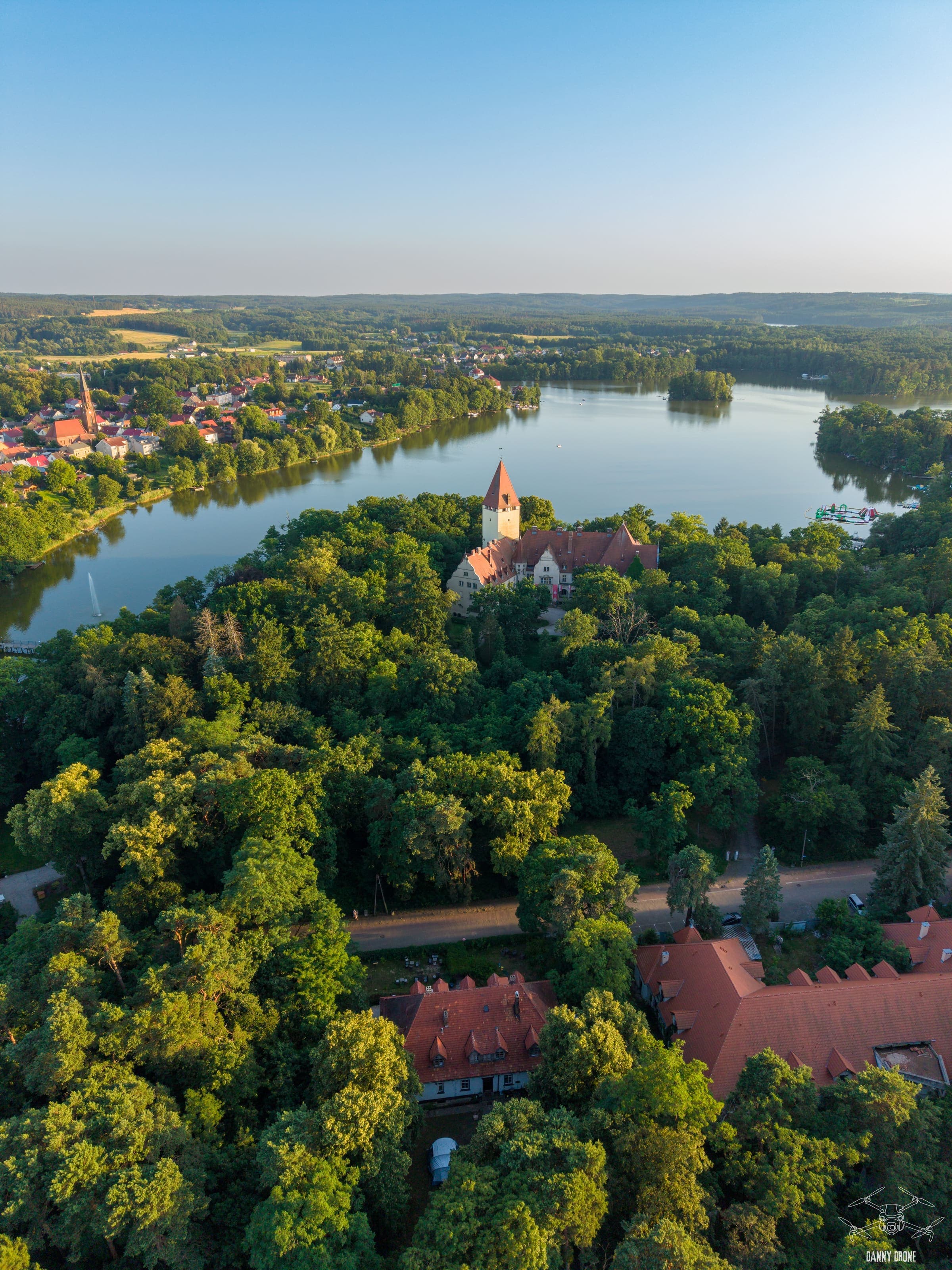 Okolica pensjonatu z lotu ptaka - jezioro, las i kościół