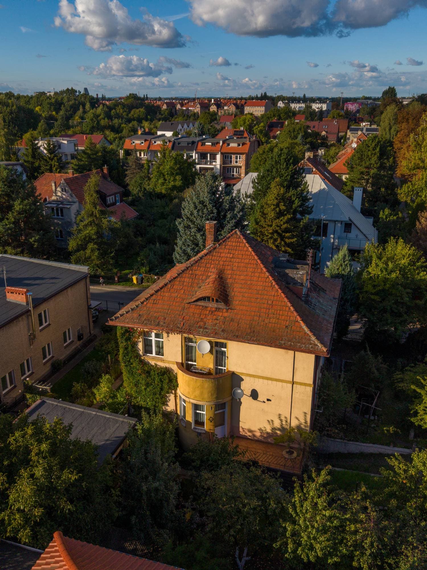 Willa we Wrocławiu z lotu ptaka - bryła z czerwonym dachem i ogrodem w porannym świetle
