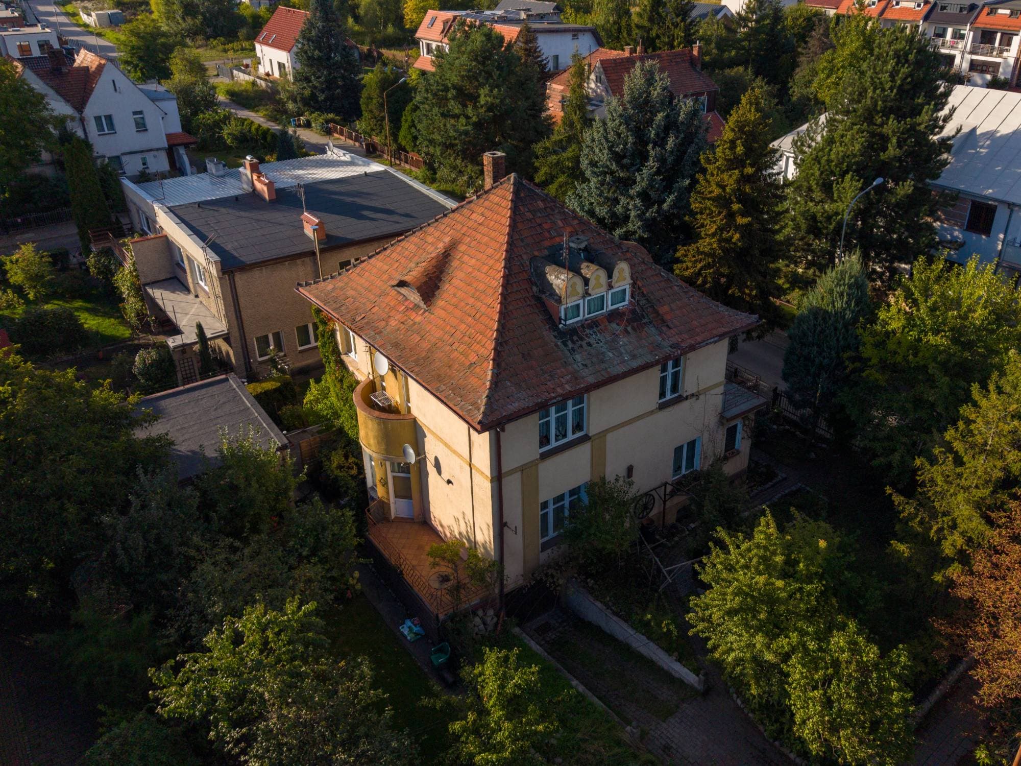 Willa we Wrocławiu z drona - widok z narożnika na balkon i lukarny