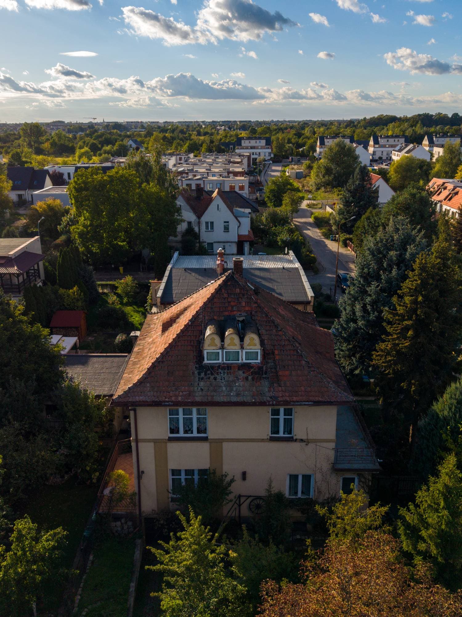 Fasada wrocławskiej willi z lukarnami, ujęcie z drona od frontu
