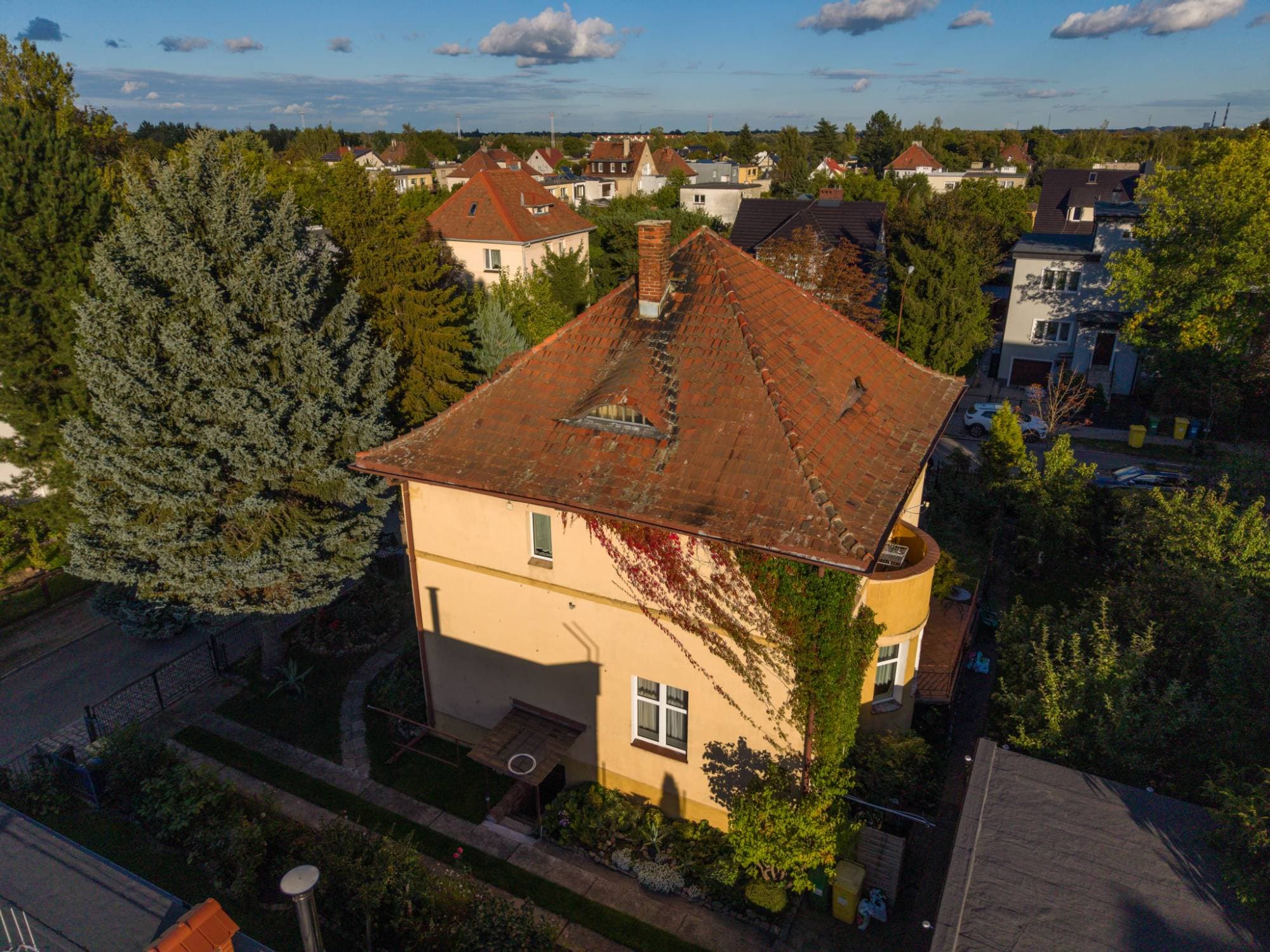 Willa we Wrocławiu z drona - ogród i podjazd od strony ulicy