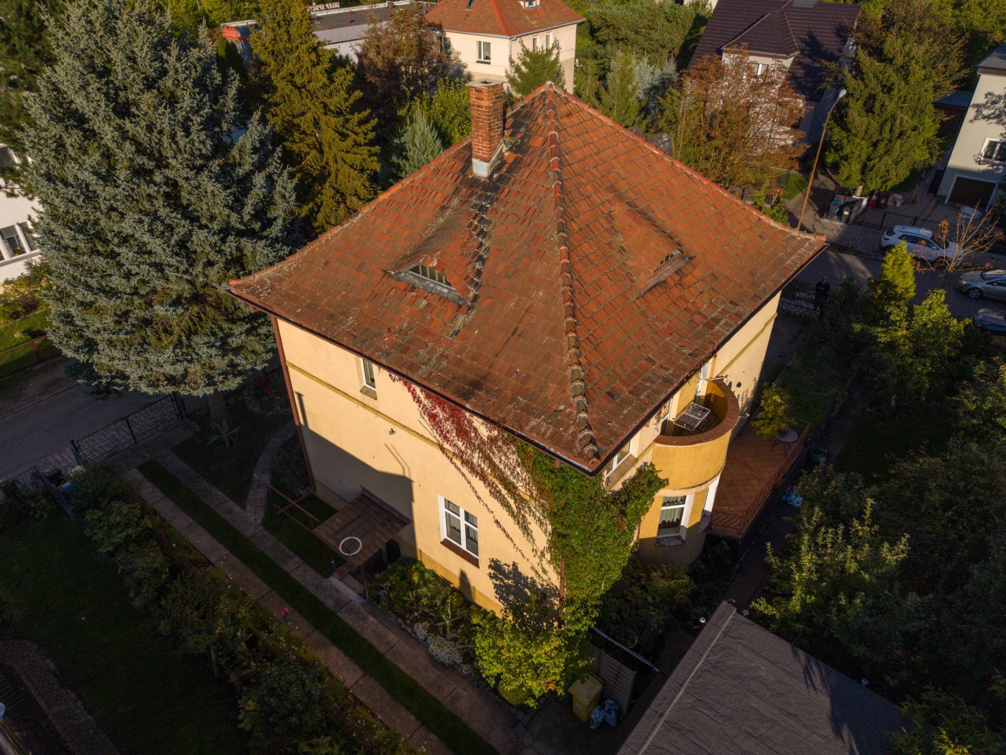 Willa we Wrocławiu z drona - widok ukośny na dach i ogród