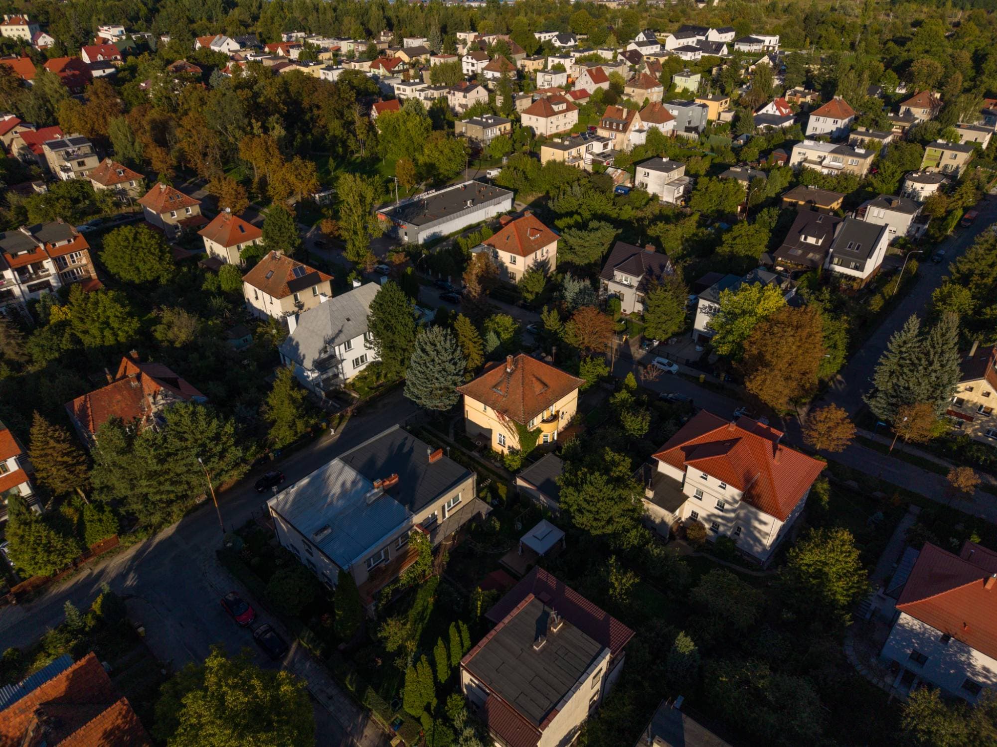 Okolica willi - osiedle domów jednorodzinnych we Wrocławiu z lotu ptaka