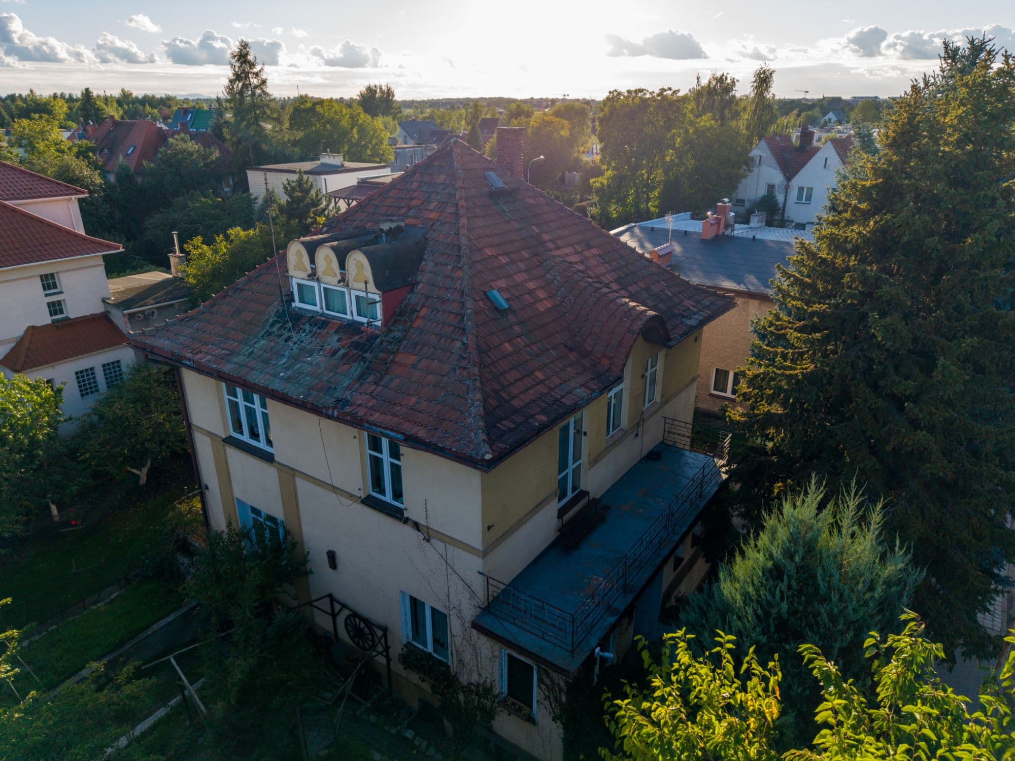 Willa we Wrocławiu z drona - tylna elewacja i ogród