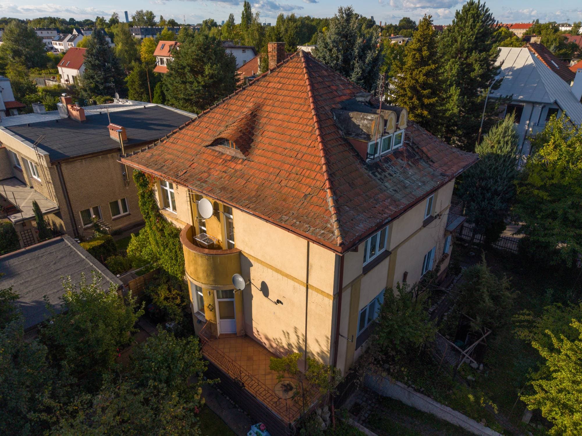 Willa we Wrocławiu z drona - bryła budynku z narożnym balkonem