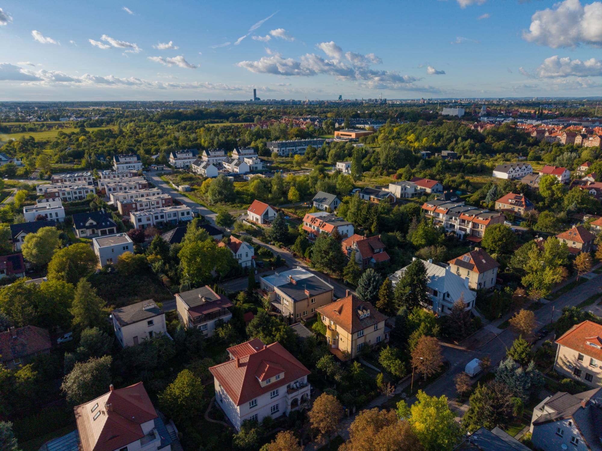 Panorama Wrocławia z drona nad osiedlem willi