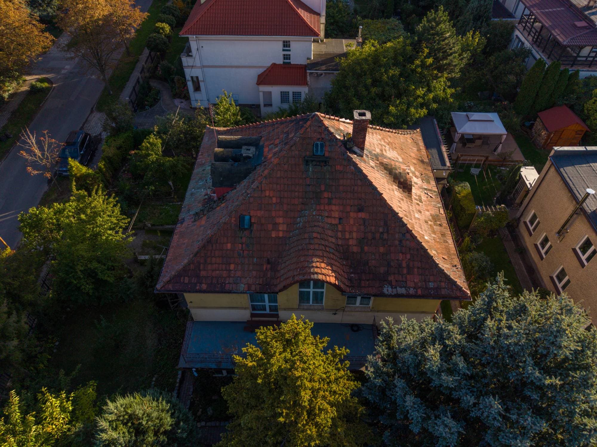 Willa we Wrocławiu z drona - dach i otoczenie działki