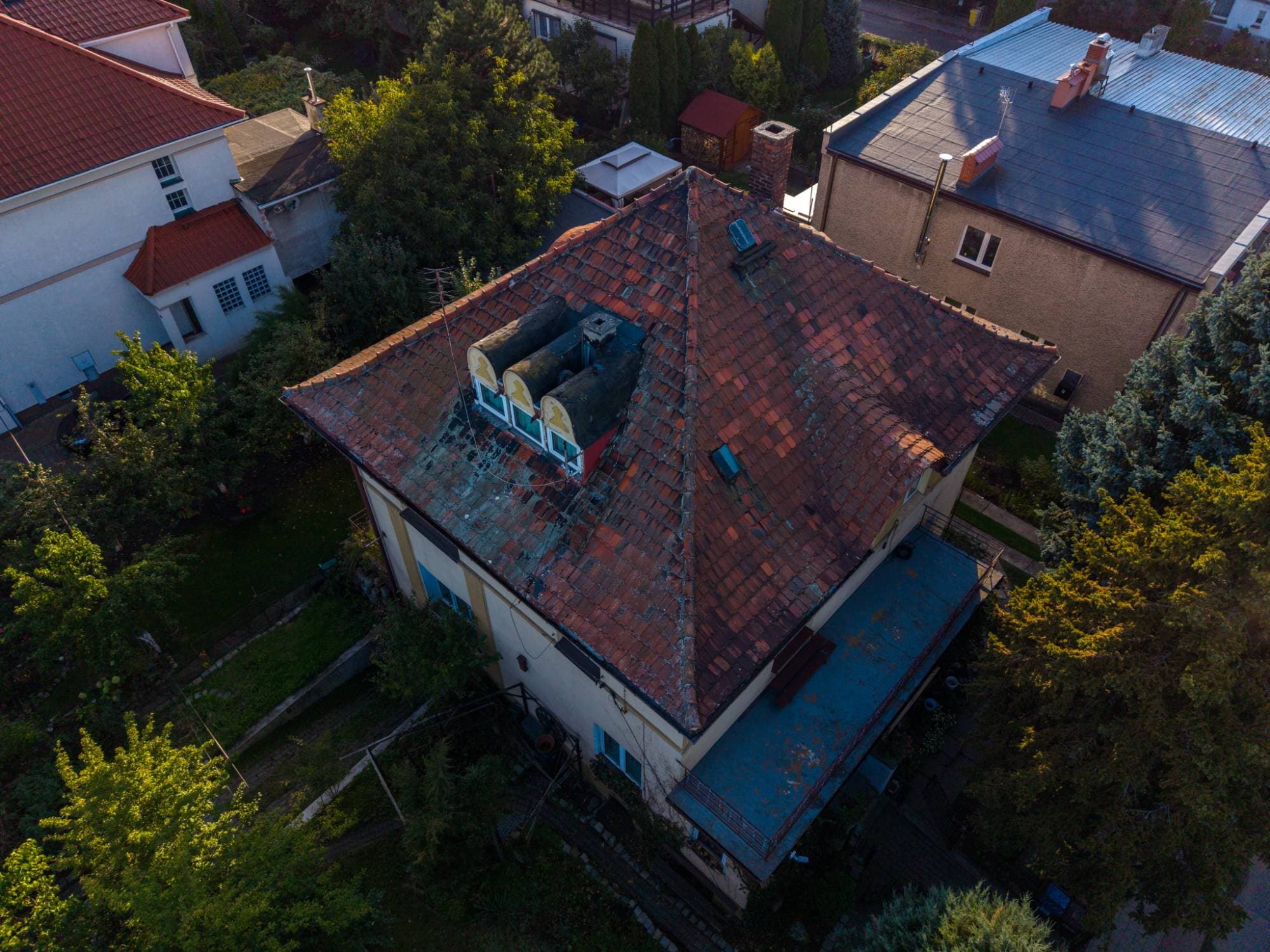 Willa we Wrocławiu z drona - dach z lukarnami i zieleń wokół
